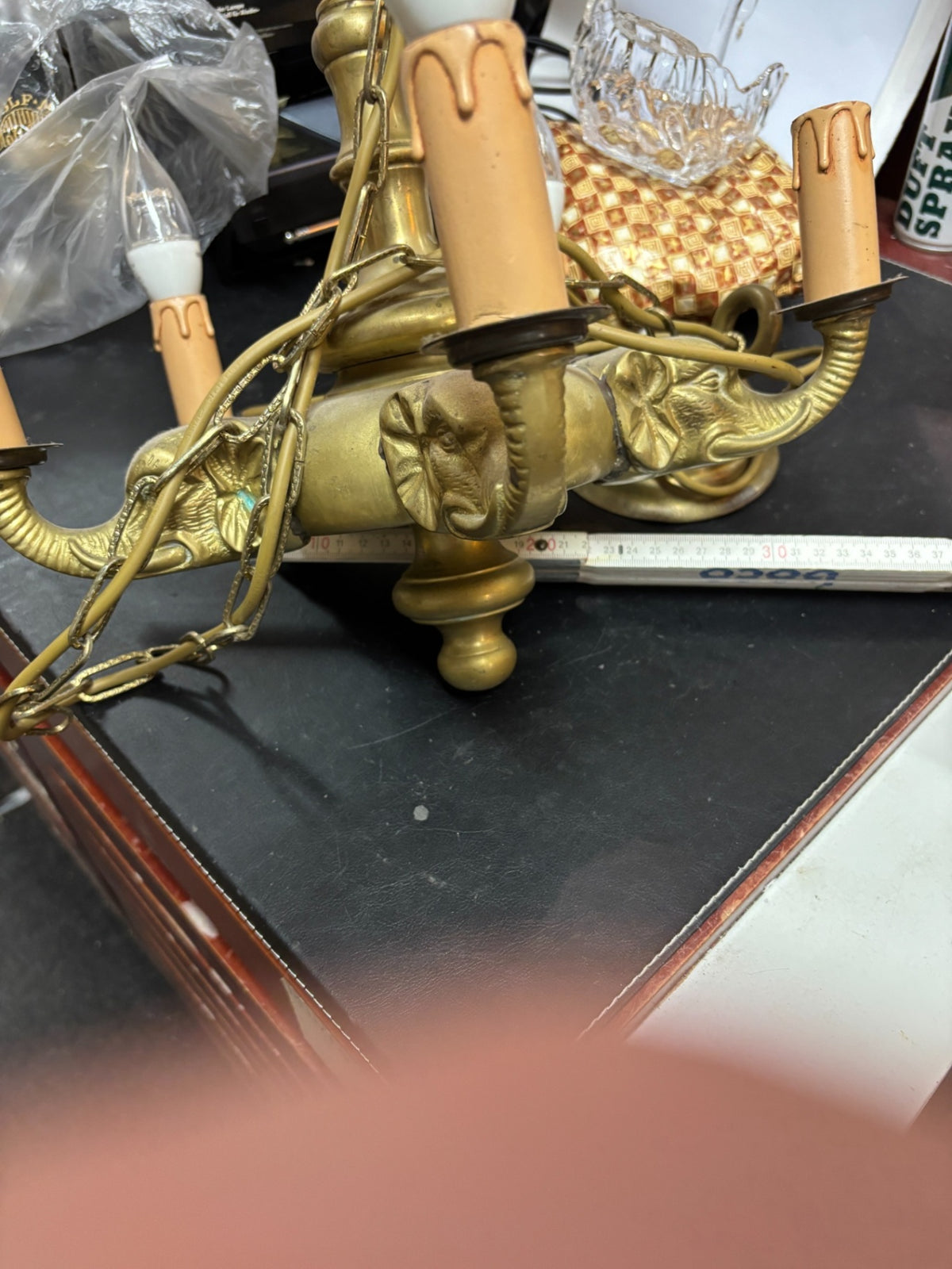 5-flammige Messing-Deckenleuchte mit figürlichen Verzierungen