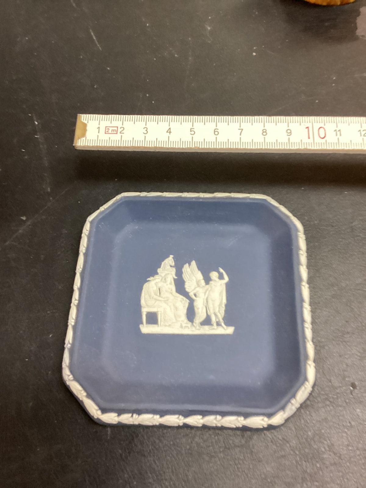 Wedgwood Jasperware kleines blaues Schälchen mit weißem Relief, England