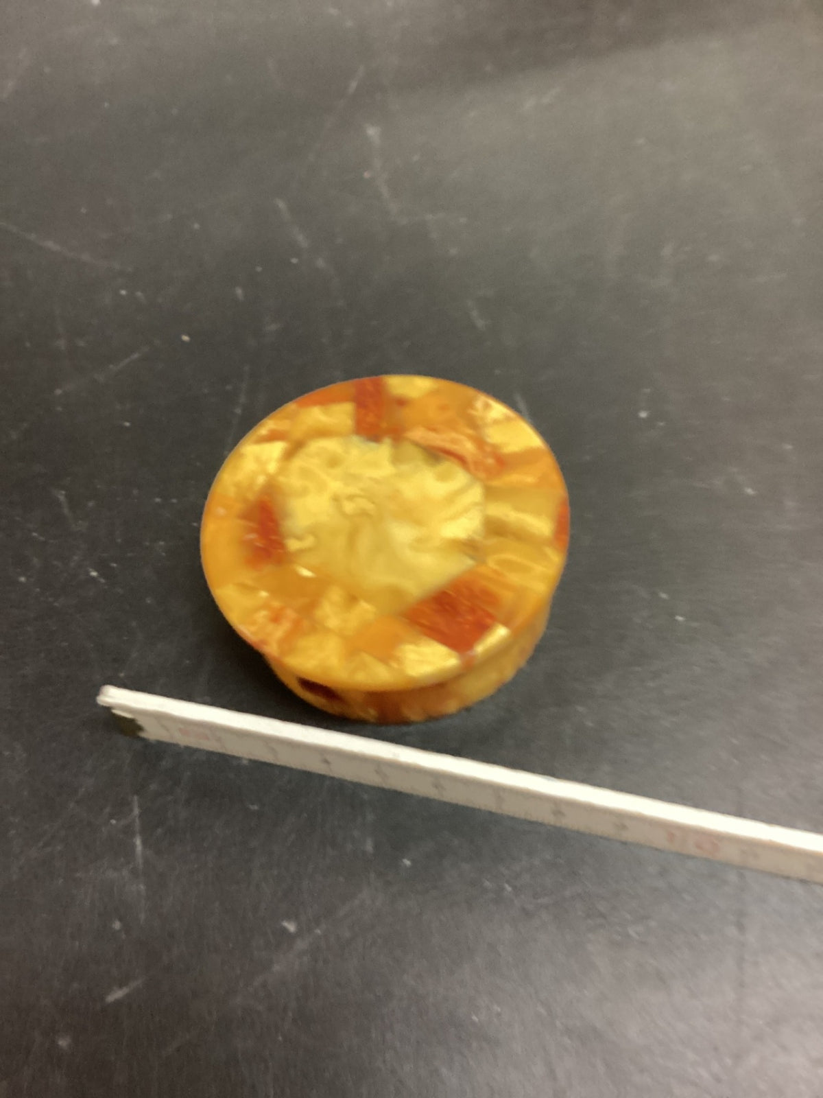 Kleine runde Dose mit Deckel, gelb-orange marmoriert