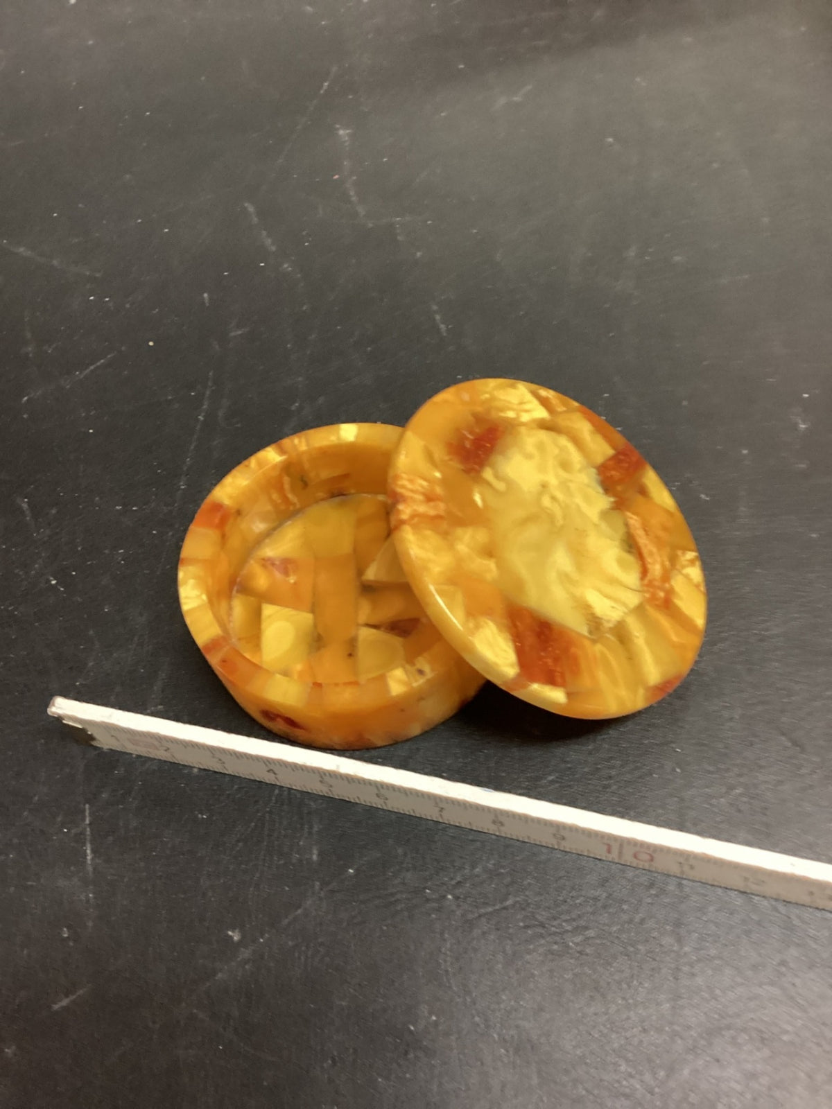 Kleine runde Dose mit Deckel, gelb-orange marmoriert