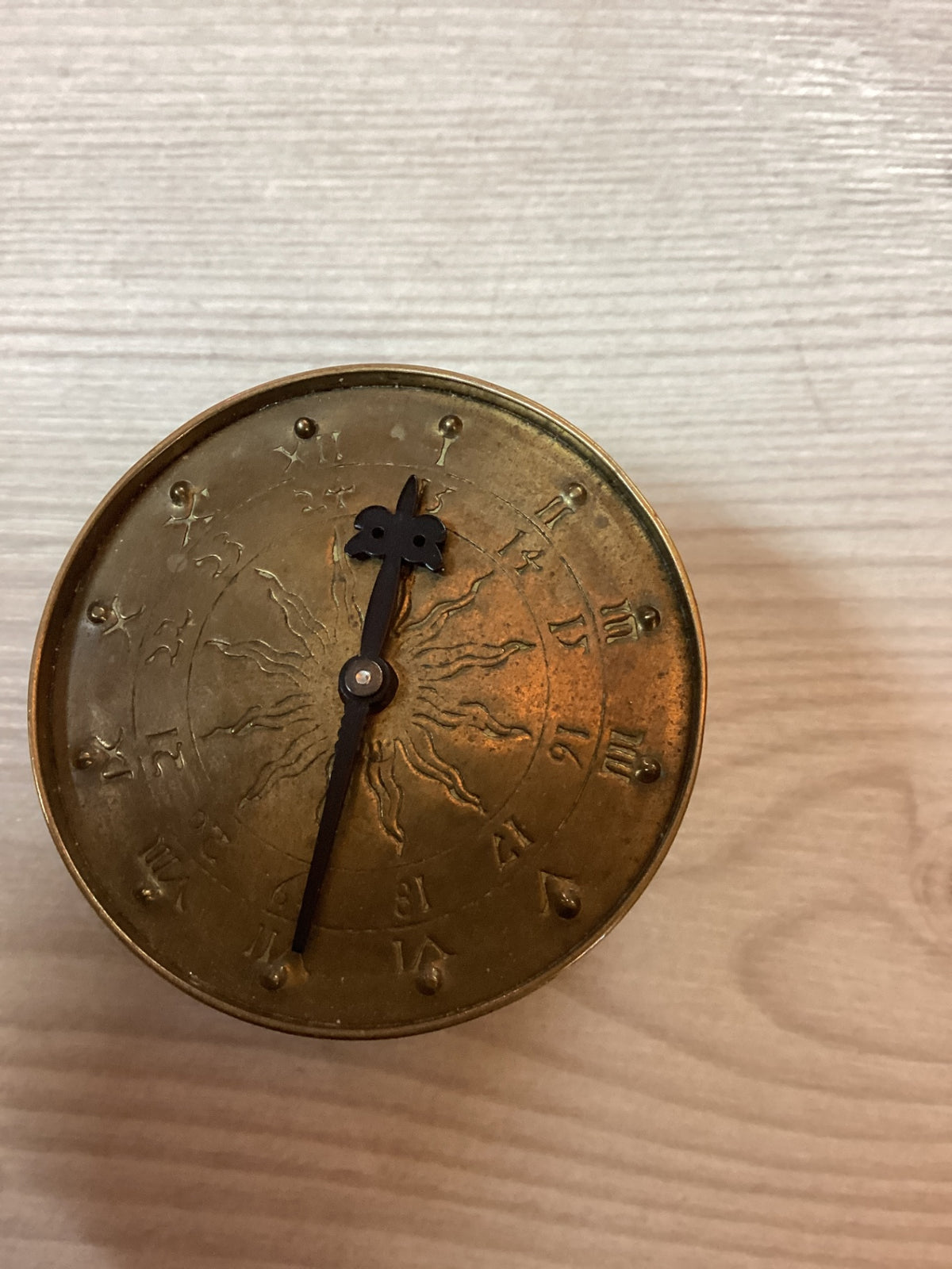 Messingdose mit eingebauter Uhr im Deckel und Sonnenmotiv – Uhr defekt