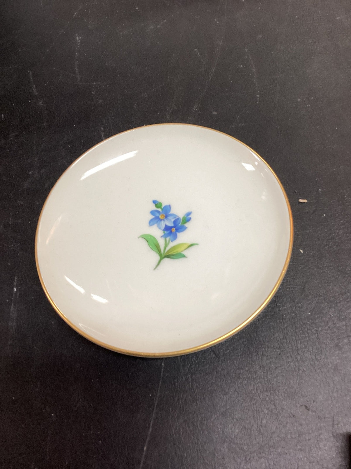 KPM Porzellan Untertasse mit blauem Blütenmotiv und Goldrand