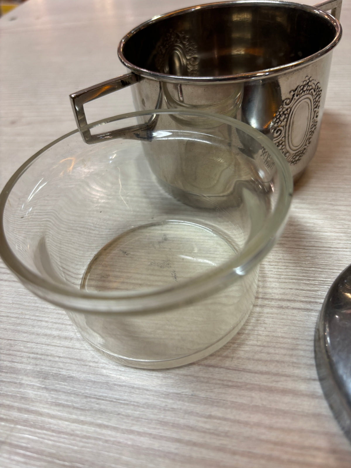 Silberfarbene Deckeldose mit Glaseinsatz und zwei Henkeln