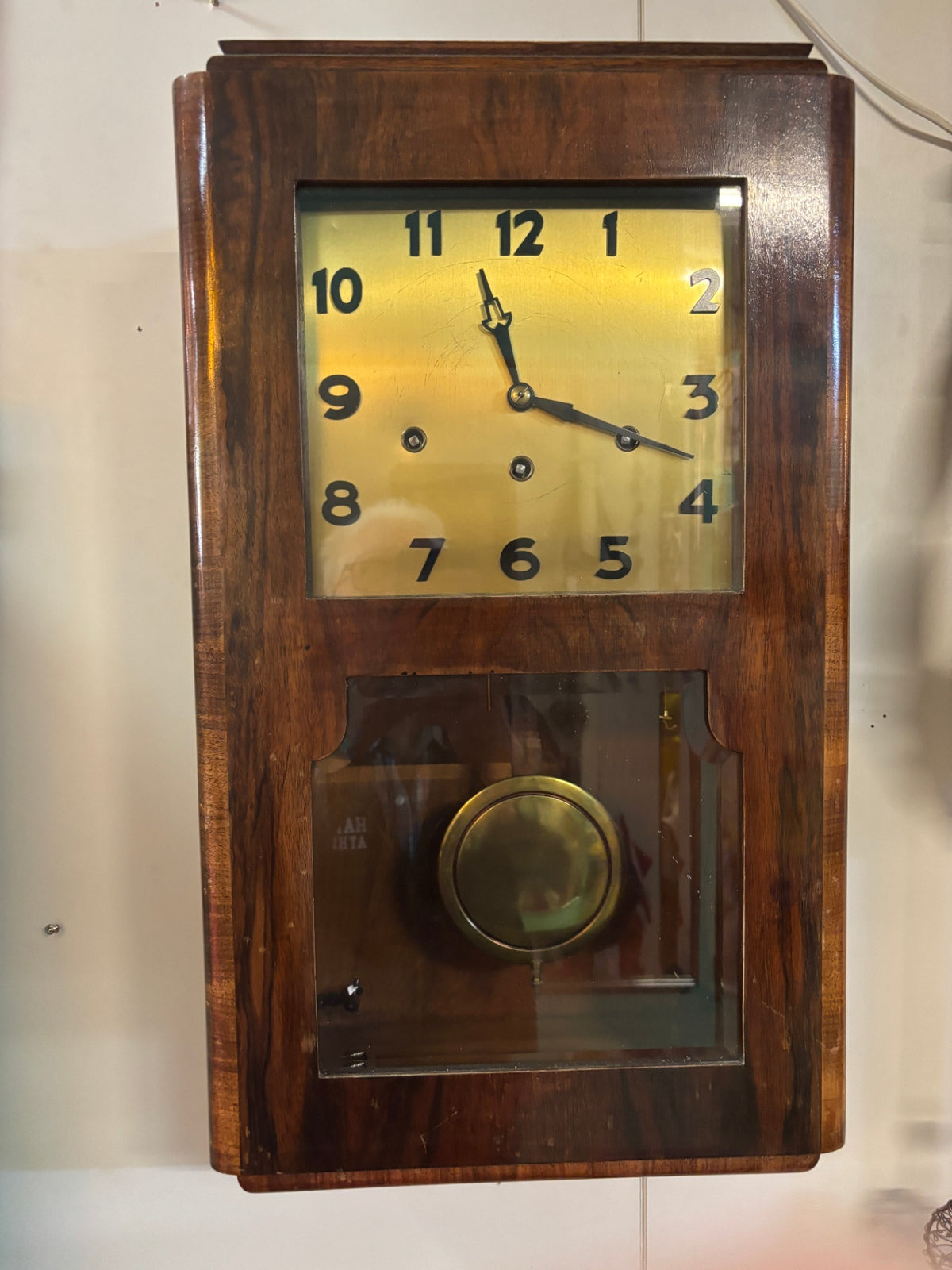 Alte mechanische Wanduhr Regulator mit Pendel im Holzgehäuse – funktioniert