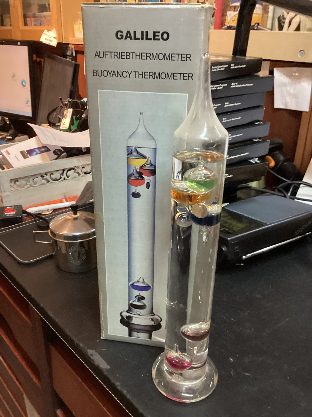 Galileo-Thermometer aus Glas mit fünf farbigen Kugeln und Verpackung