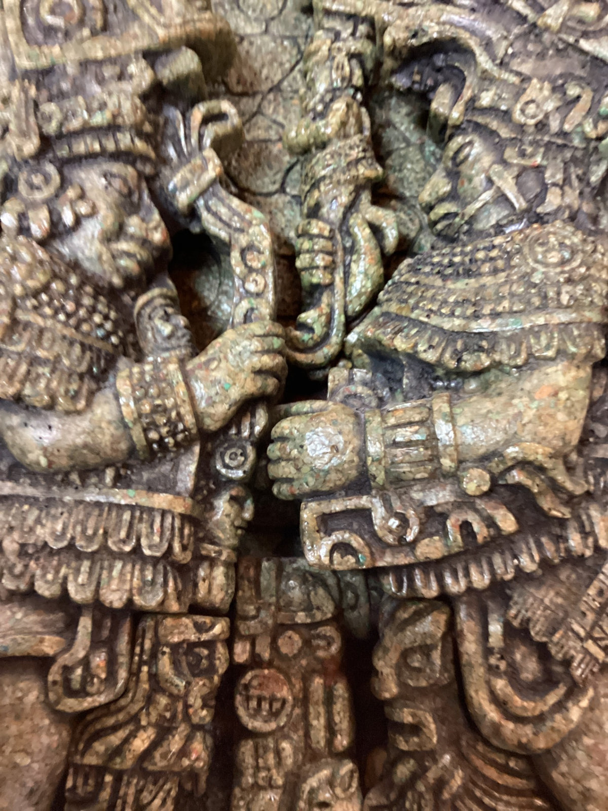 Relief-Wandbild mit Figurenmotiv in Grün und Goldtönen – Reparaturspuren