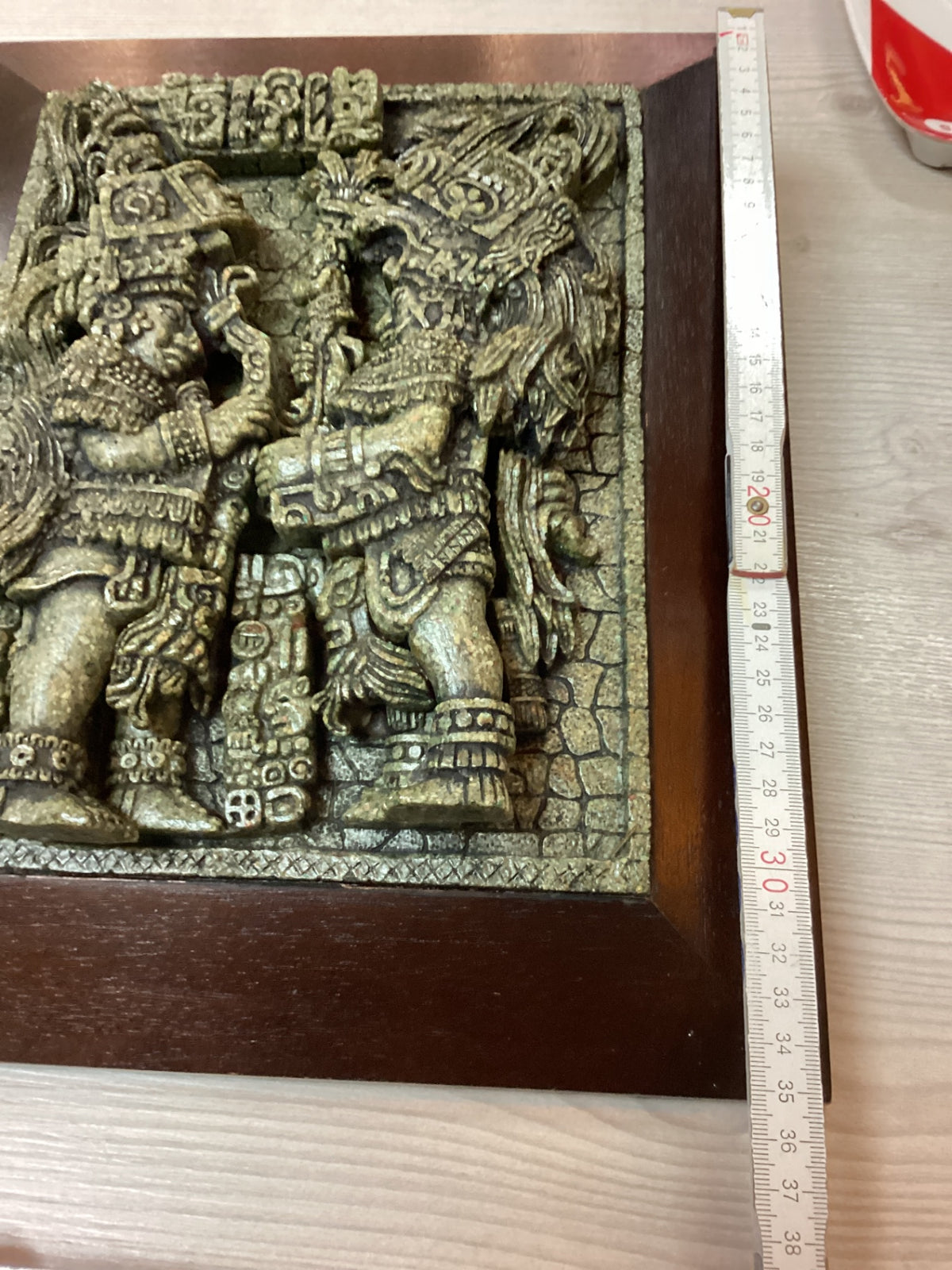 Relief-Wandbild mit Figurenmotiv in Grün und Goldtönen – Reparaturspuren