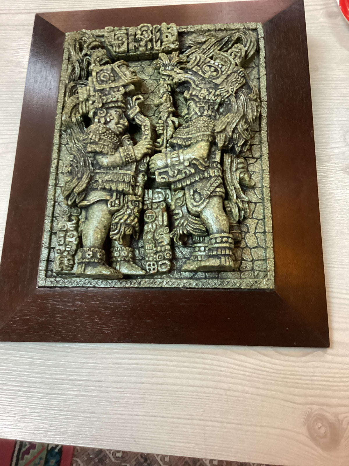 Relief-Wandbild mit Figurenmotiv in Grün und Goldtönen – Reparaturspuren