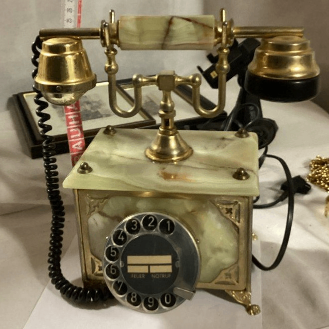 Retro-Tischtelefon mit Wählscheibe in Onyx-/Messingoptik – ungeprüft