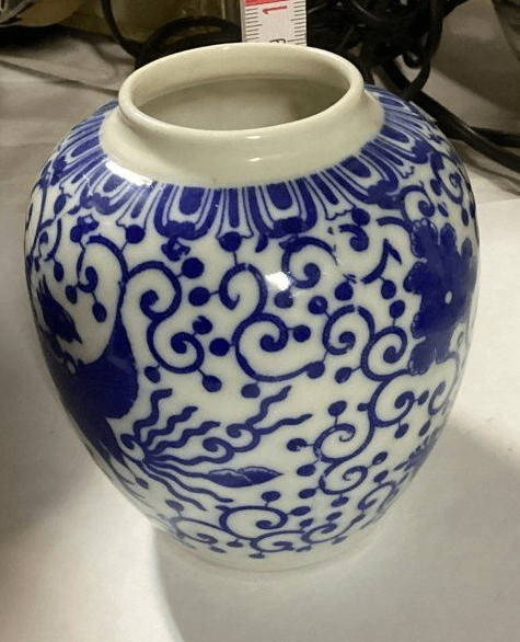 Kleine chinesisch gestaltete Porzellanvase blau weiß mit Ornamenten