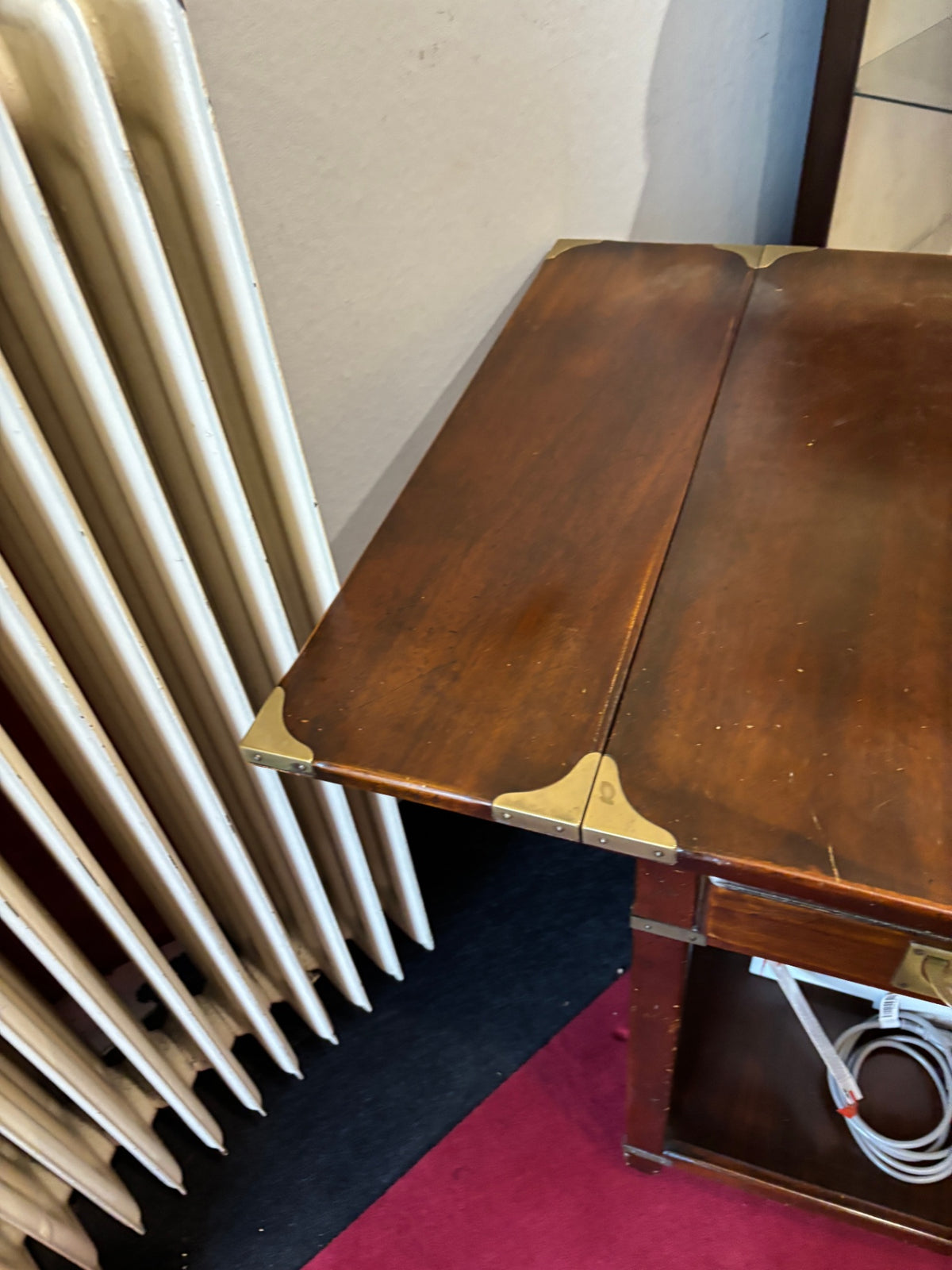 Tisch mit Rollen England aus dunklem Holz mit Klappseiten, Schublade und Metallbeschlägen