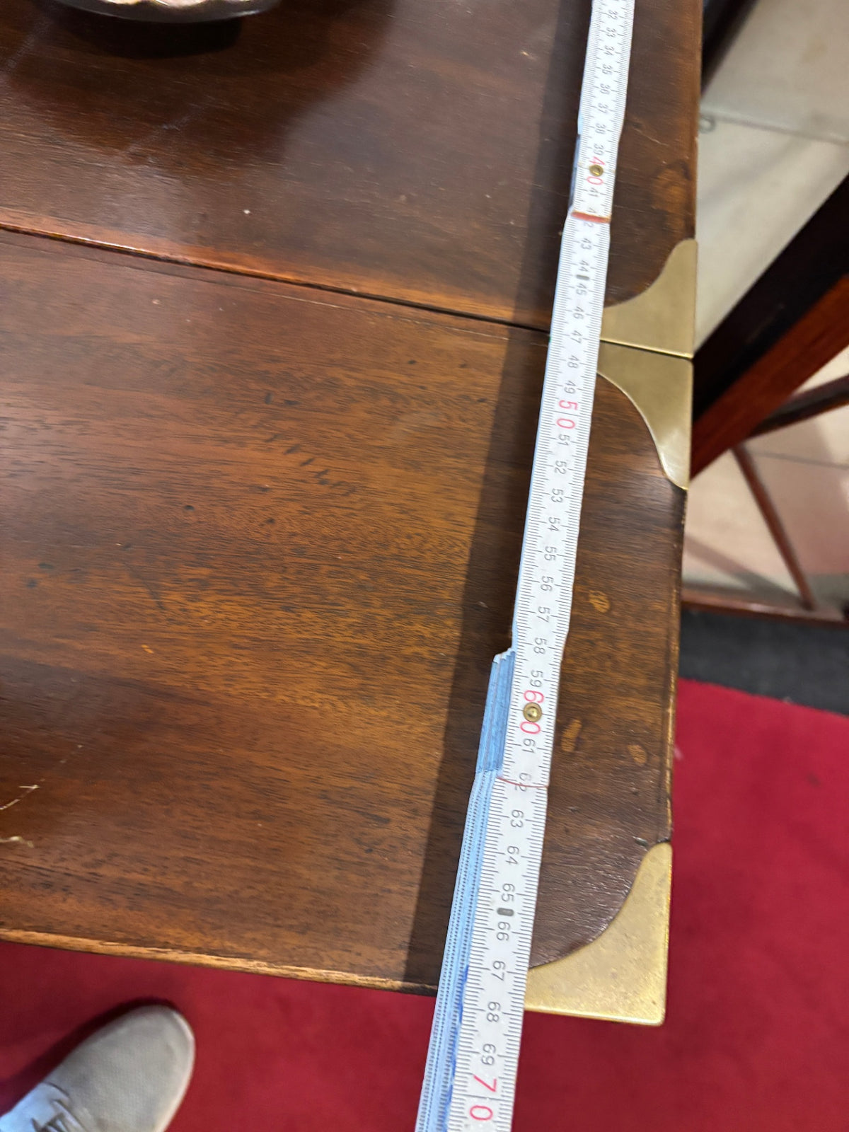 Tisch mit Rollen England aus dunklem Holz mit Klappseiten, Schublade und Metallbeschlägen