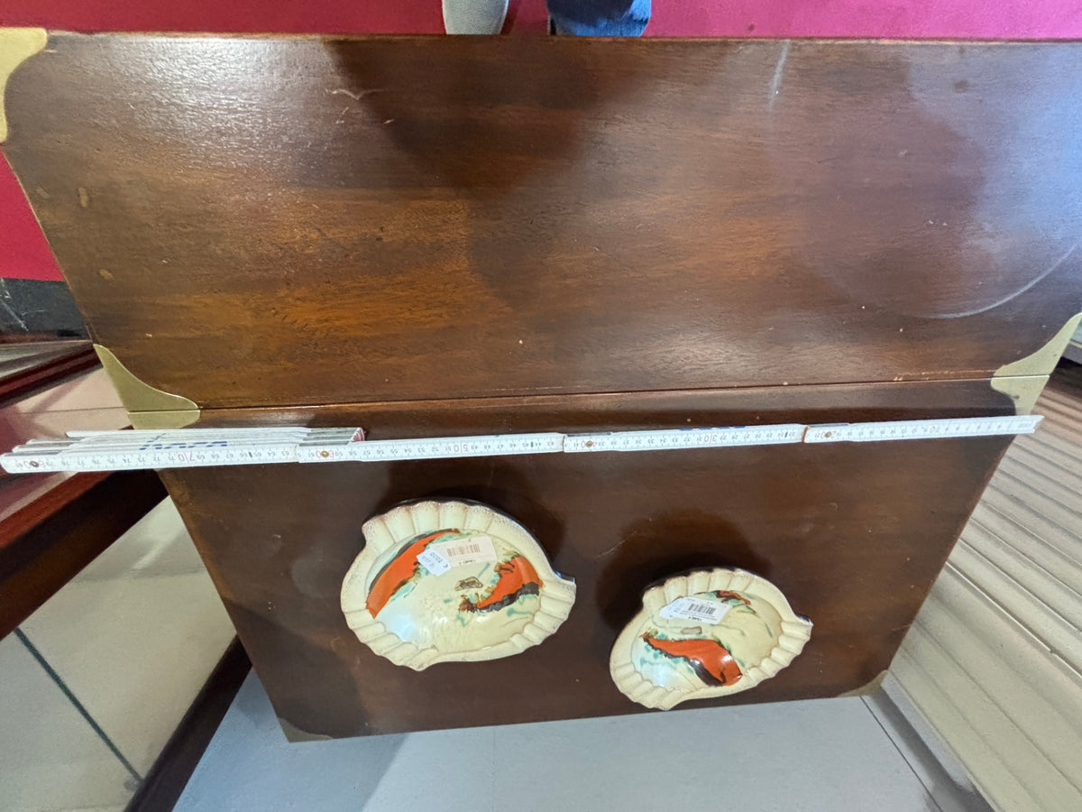 Tisch mit Rollen England aus dunklem Holz mit Klappseiten, Schublade und Metallbeschlägen