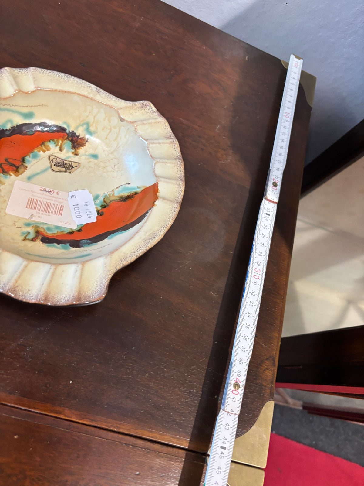 Tisch mit Rollen England aus dunklem Holz mit Klappseiten, Schublade und Metallbeschlägen