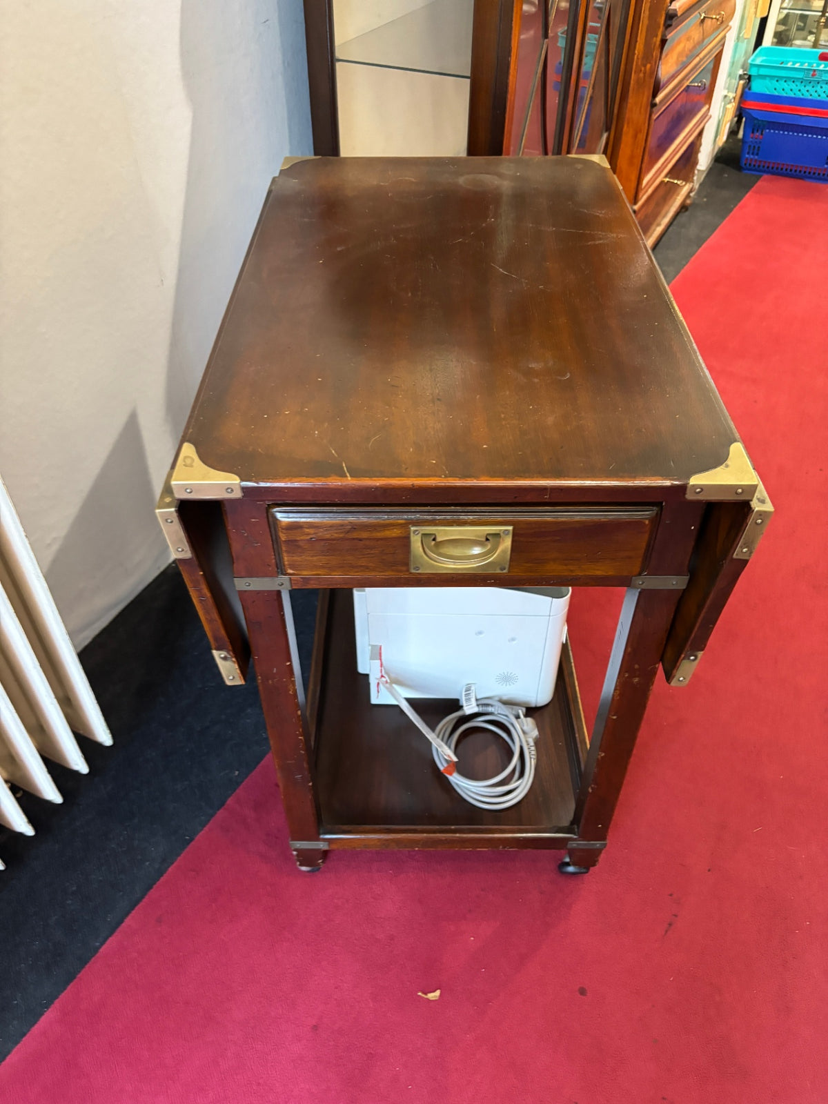 Tisch mit Rollen England aus dunklem Holz mit Klappseiten, Schublade und Metallbeschlägen