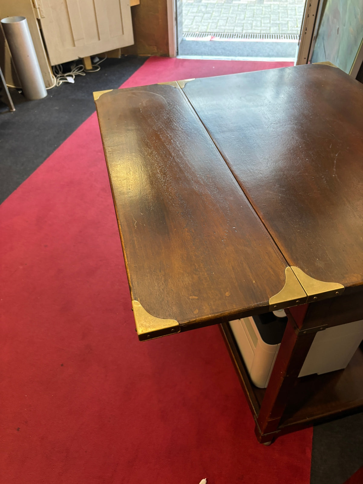 Tisch mit Rollen England aus dunklem Holz mit Klappseiten, Schublade und Metallbeschlägen