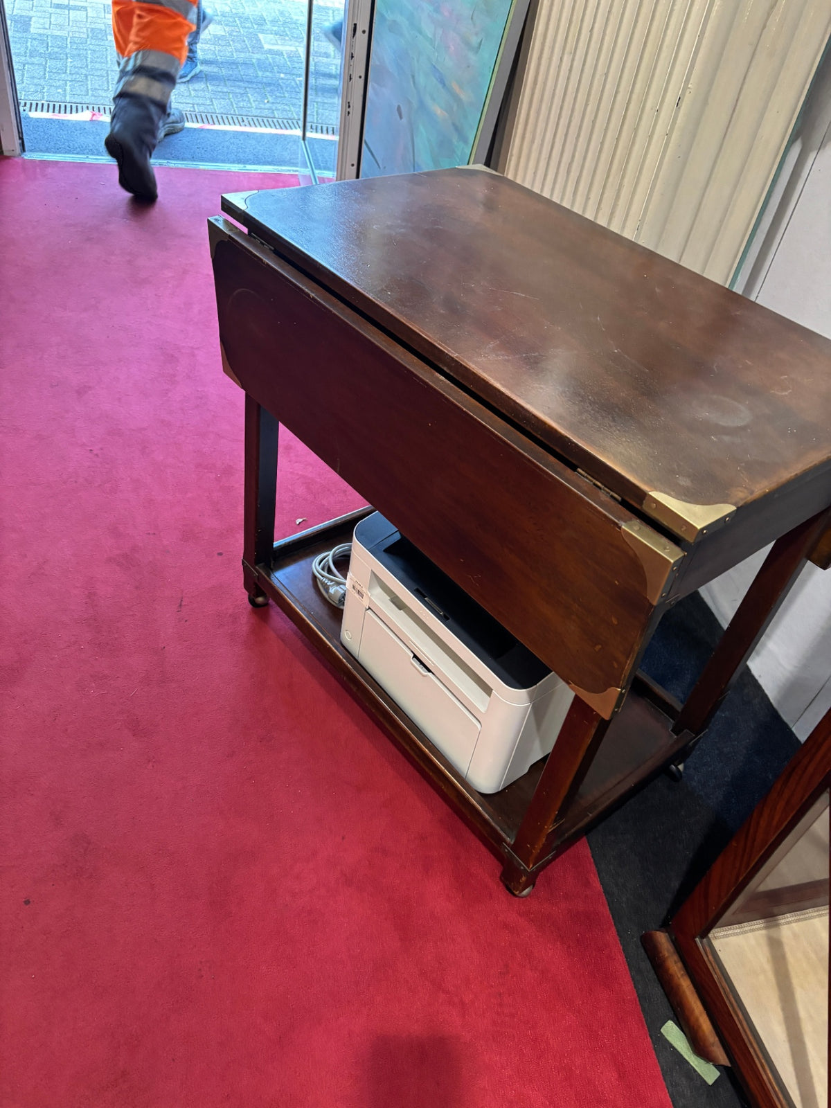 Tisch mit Rollen England aus dunklem Holz mit Klappseiten, Schublade und Metallbeschlägen