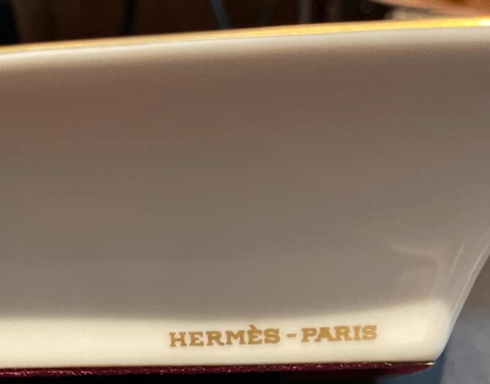Hermès Paris Aschenbecher Porzellan Pferdemotiv rot schwarz goldfarben