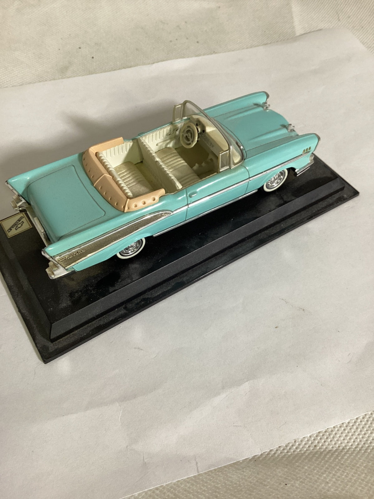 Chevrolet Bel Air Convertible Modellauto türkis Cabrio auf Sockel