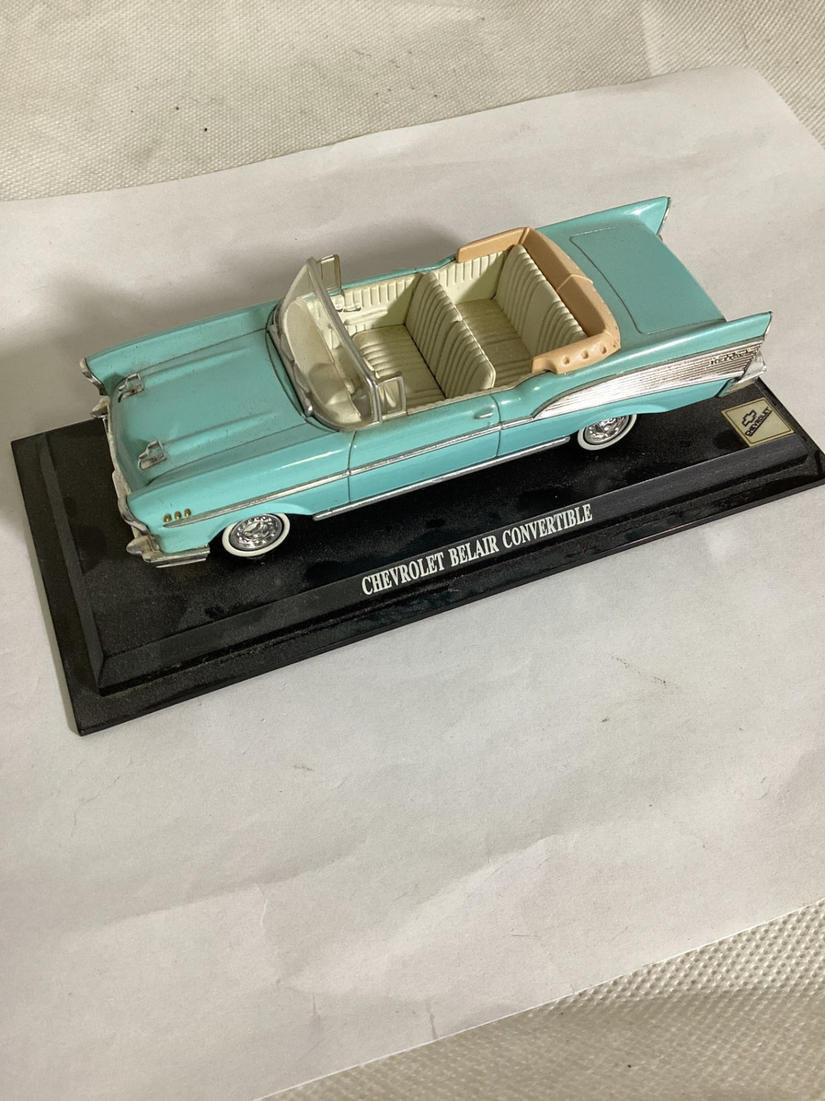 Chevrolet Bel Air Convertible Modellauto türkis Cabrio auf Sockel