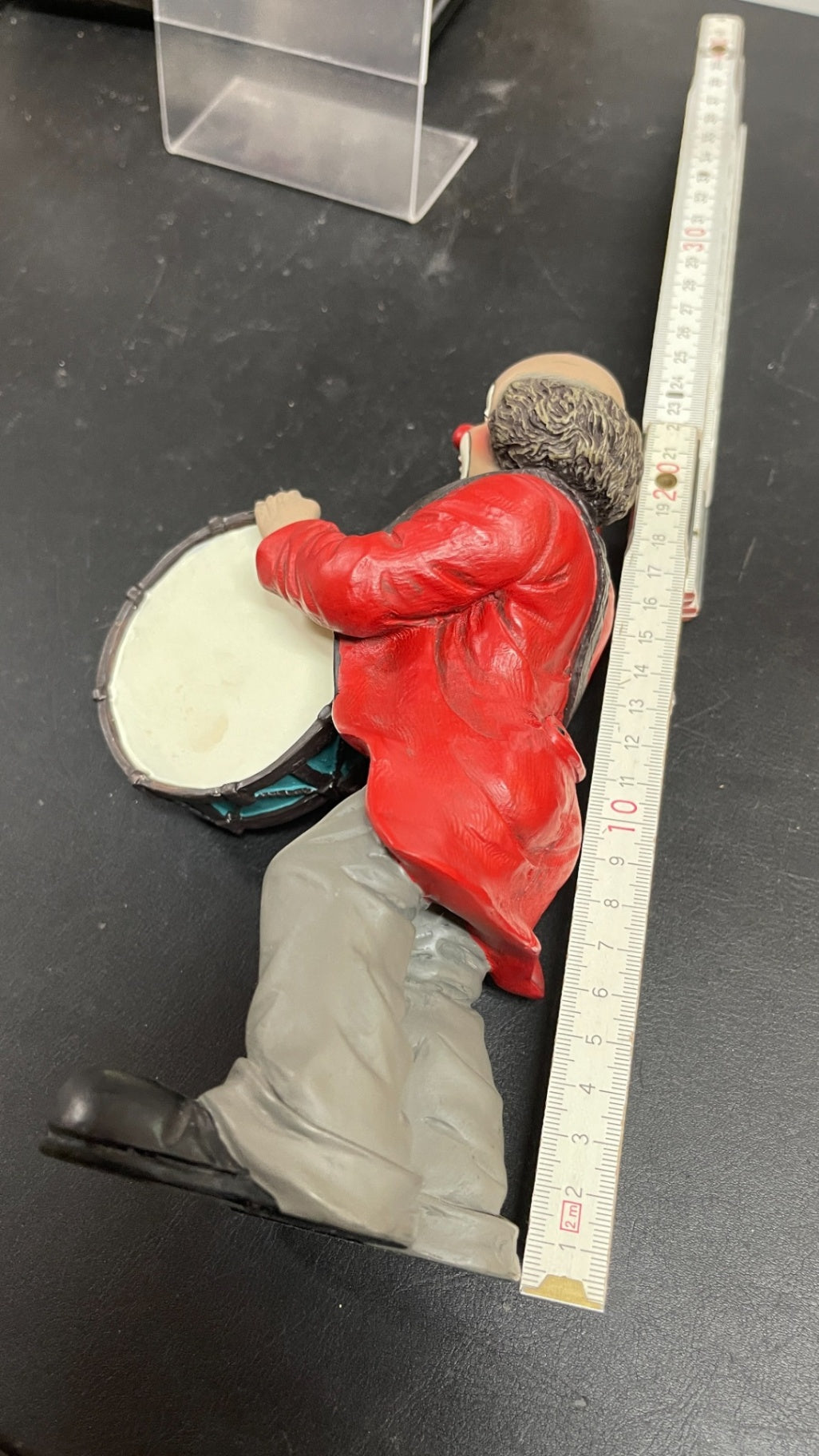 Gilde Clown mit großer Trommel – Musikerfigur im roten Frack