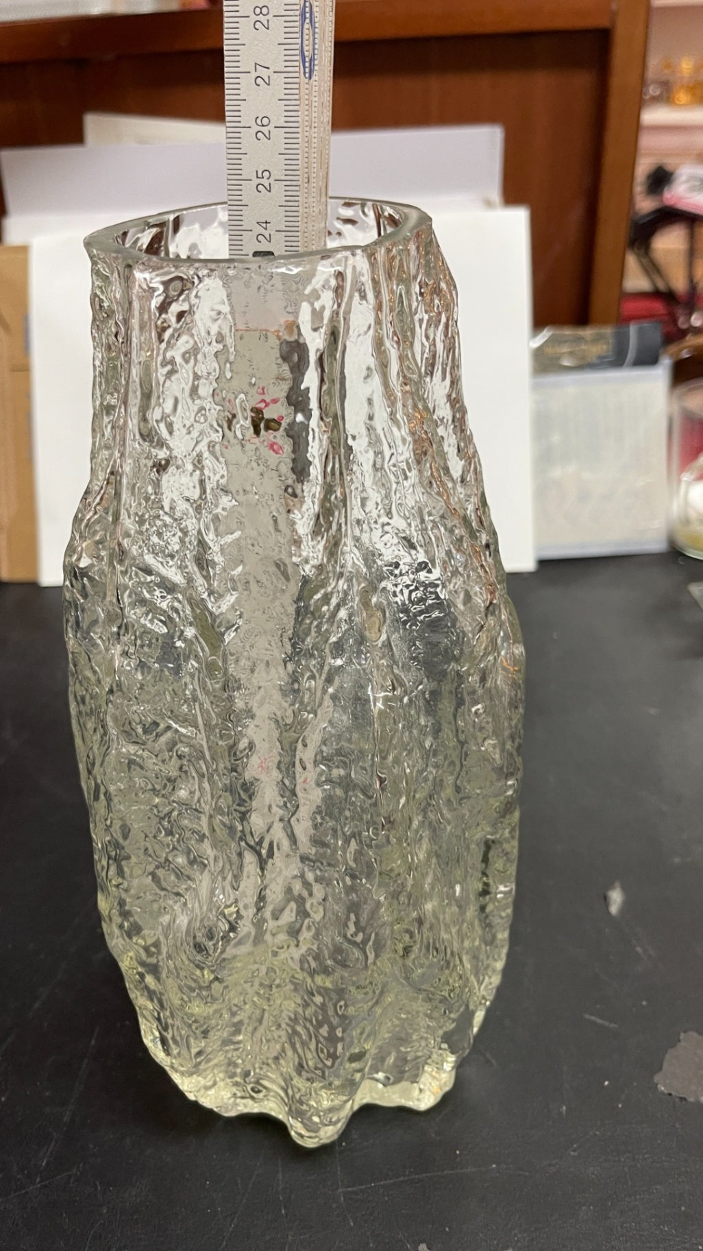 Glasvase mit ausgeprägter Rindenstruktur, transparent, ca. 24 cm