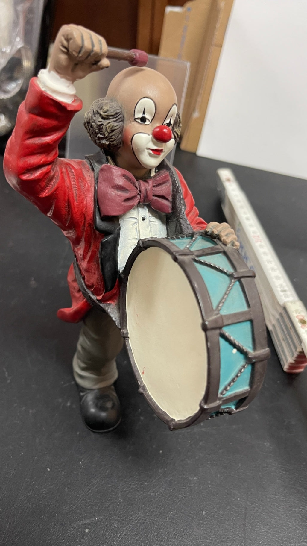 Gilde Clown mit großer Trommel – Musikerfigur im roten Frack