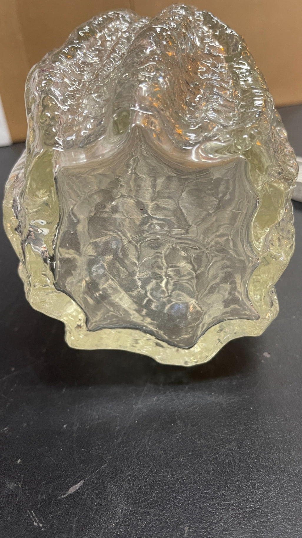 Glasvase mit ausgeprägter Rindenstruktur, transparent, ca. 24 cm