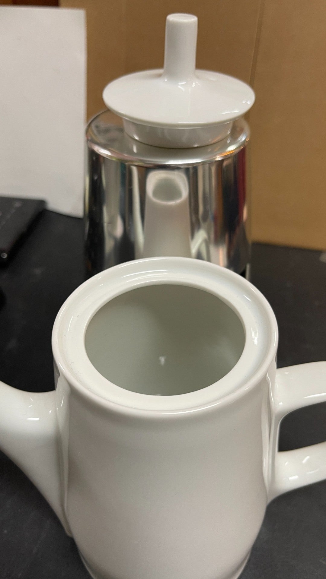 Kaffeekanne Porzellan weiß mit abnehmbarem silberfarbenem Warmhaltemantel