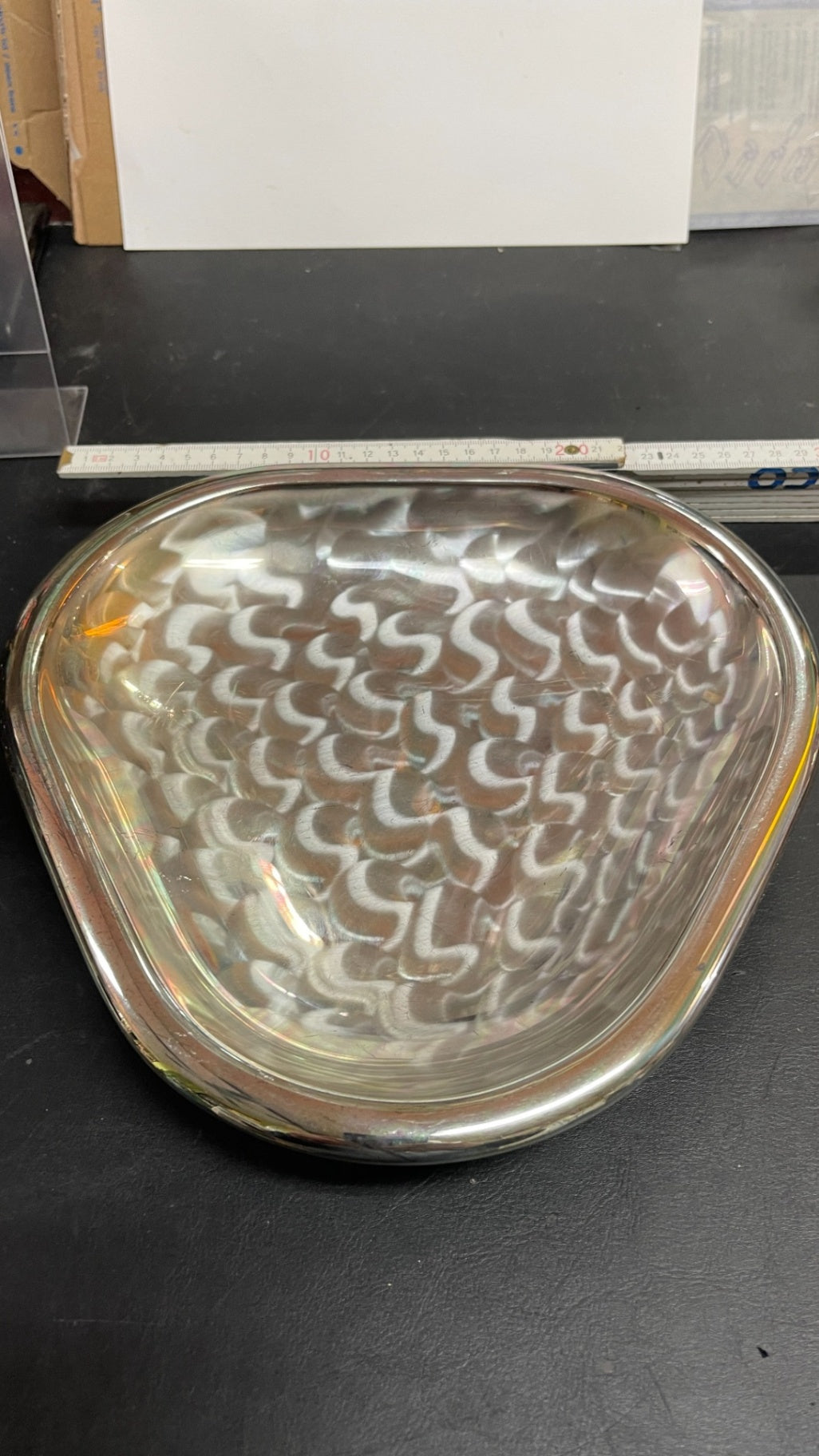 Metallschale silberfarben, dreieckig mit Wellenmuster und drei Kugelfüßen