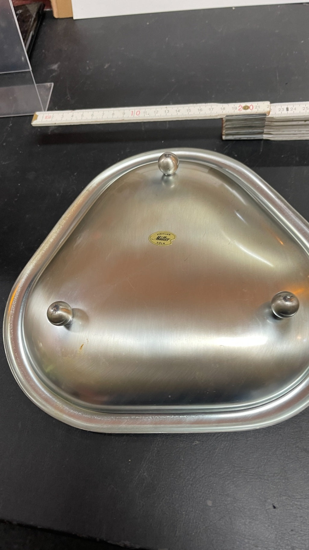 Metallschale silberfarben, dreieckig mit Wellenmuster und drei Kugelfüßen