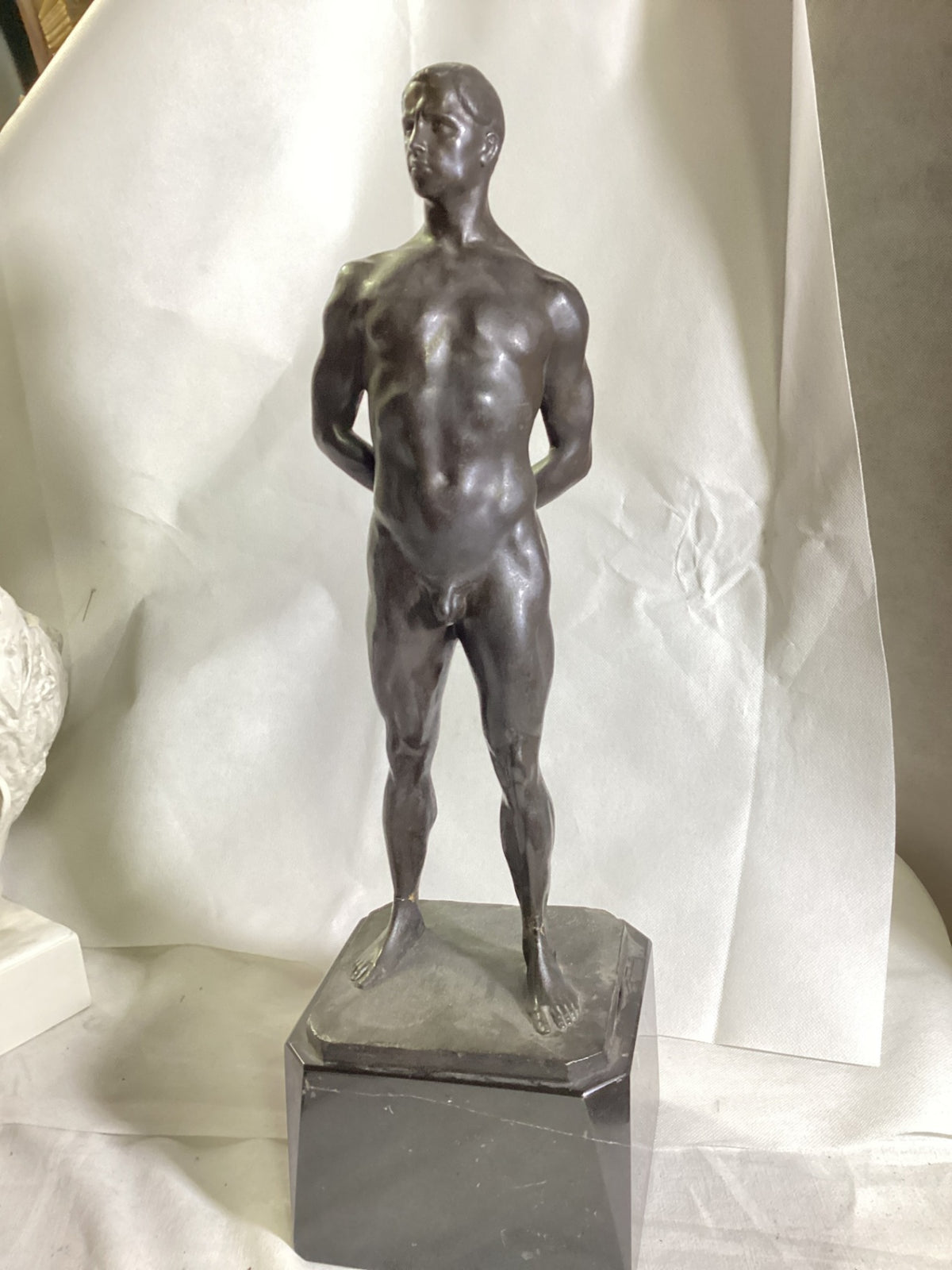 Paul Aichele – stehender männlicher Akt, Bronze signiert, ca. 45 cm