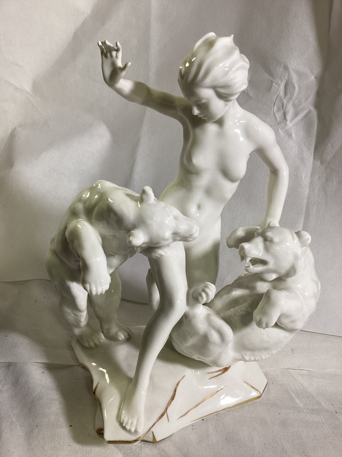 Hutschenreuther Karl Tutter „Eifersucht“ Akt mit zwei Bären, ca. 30 cm