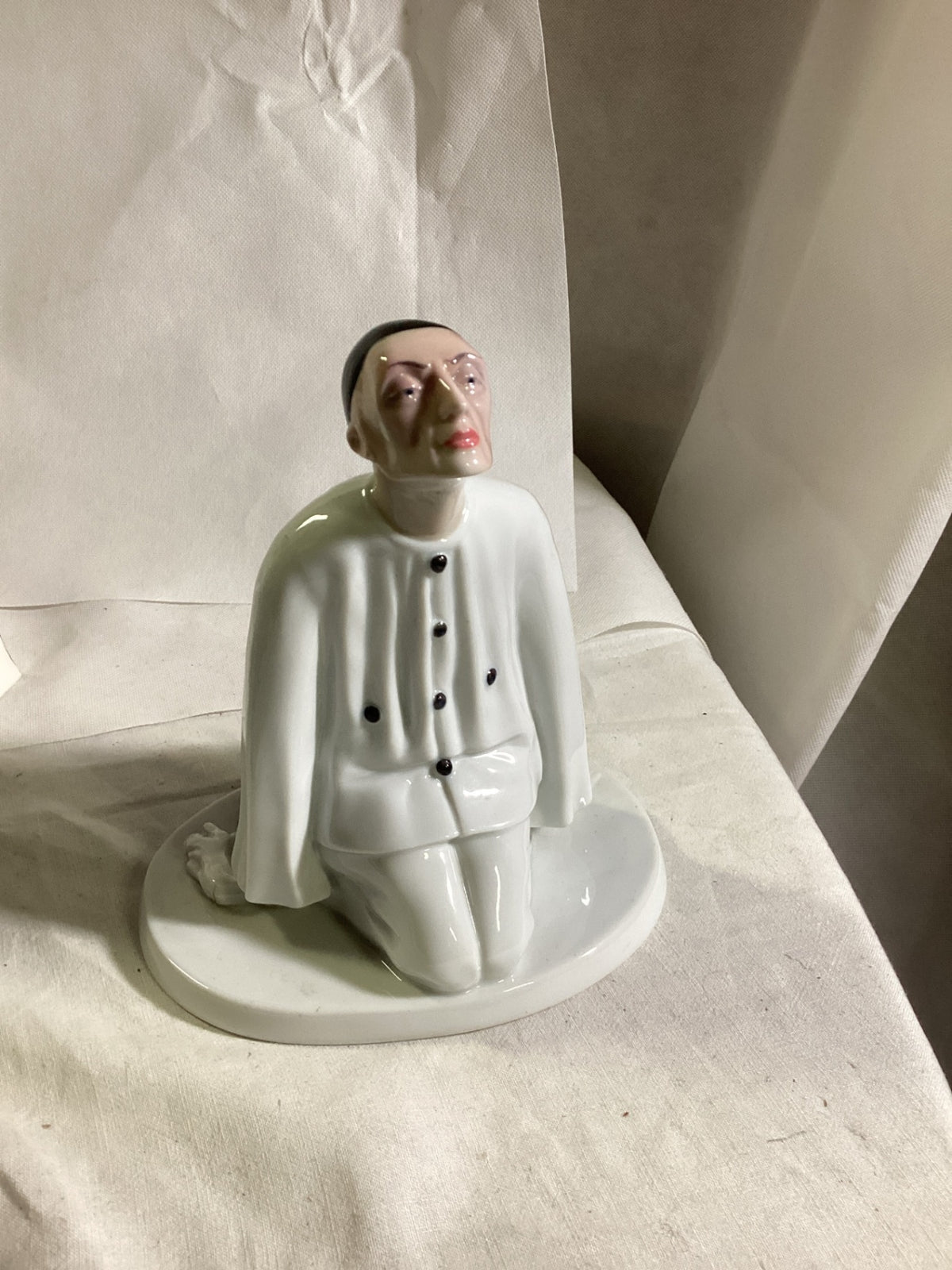 Fraureuth Kunstabteilung – kniender Pierrot, Art déco Porzellanfigur