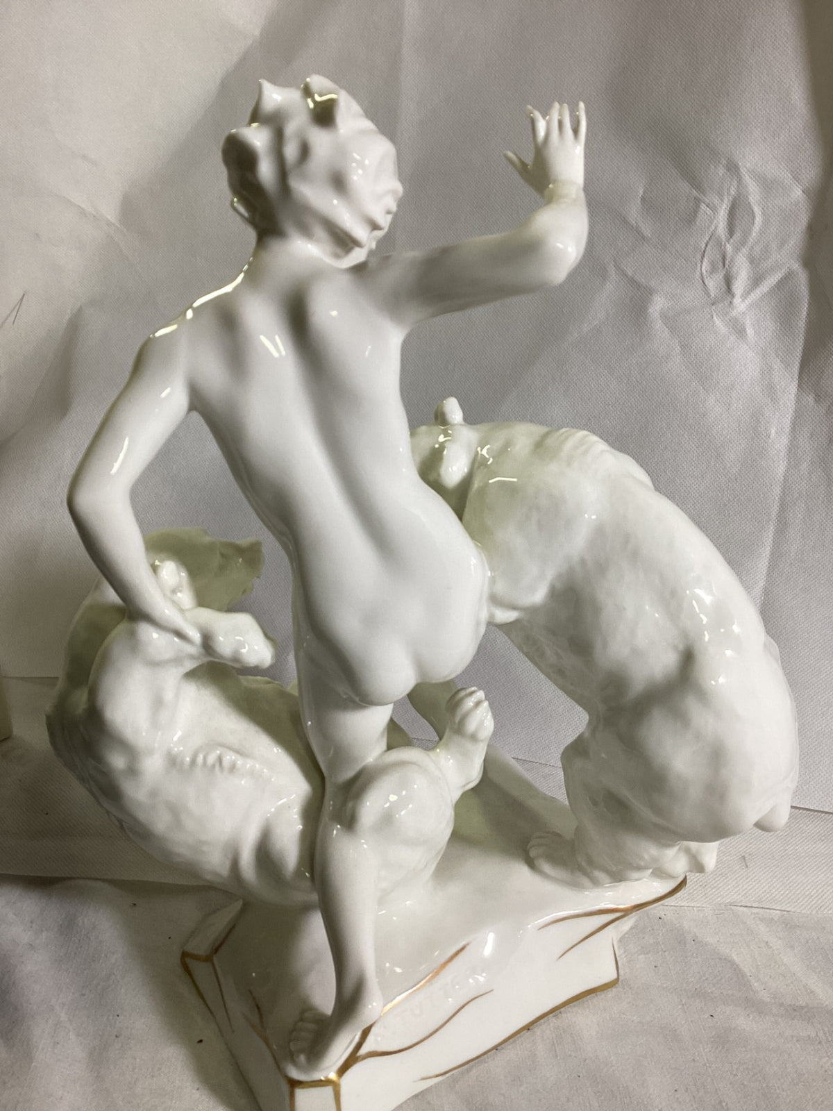 Hutschenreuther Karl Tutter „Eifersucht“ Akt mit zwei Bären, ca. 30 cm